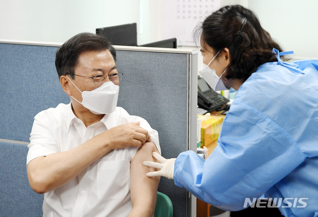 [서울=뉴시스]박영태 기자 = 문재인 대통령이 30일 오전 서울 종로구 종로보건소에서 코로나19 백신 2차 예방 접종을 하고 있다. 2021.04.30. since1999@newsis.com