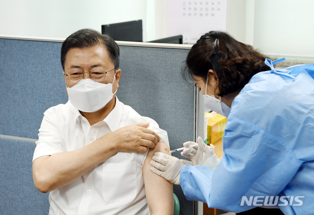 [서울=뉴시스]박영태 기자 = 문재인 대통령이 30일 오전 서울 종로구 종로보건소에서 코로나19 백신 2차 예방 접종을 하고 있다. 2021.04.30. since1999@newsis.com