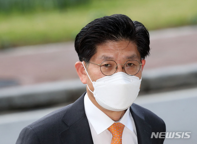 [과천=뉴시스]박주성 기자 = 노형욱 국토교통부 장관 후보자가 30일 오전 경기 과천 정부과천청사 서울지방국토관리청에 마련된 인사청문회 준비 사무실로 출근하고 있다. 2021.04.30. park7691@newsis.com