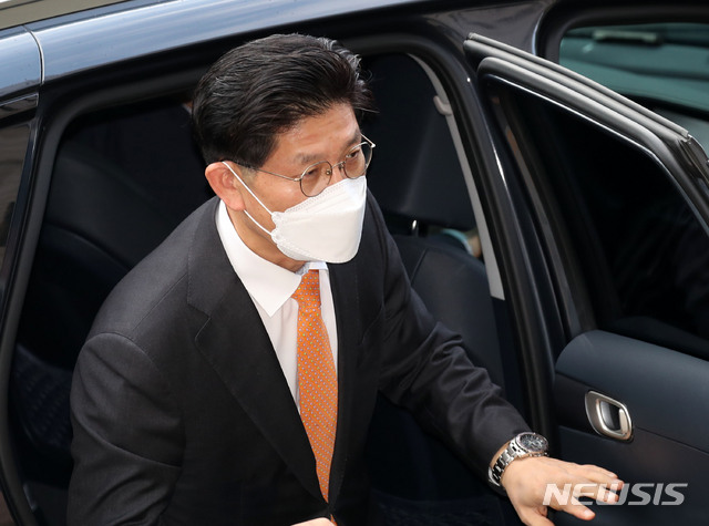 [과천=뉴시스]박주성 기자 = 노형욱 국토교통부 장관 후보자가 30일 오전 경기 과천 정부과천청사 서울지방국토관리청에 마련된 인사청문회 준비 사무실로 출근하고 있다. 2021.04.30. park7691@newsis.com