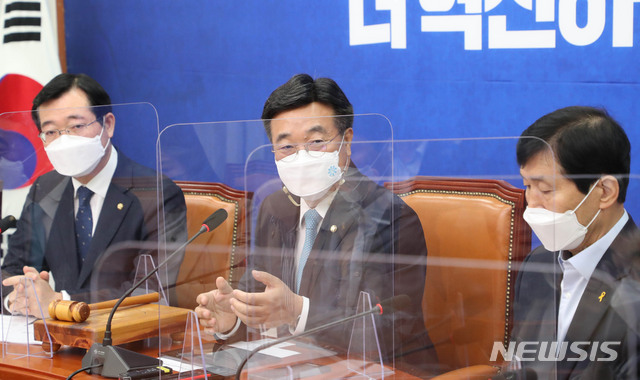 [서울=뉴시스]김진아 기자 = 윤호중 더불어민주당 비상대책위원장이 30일 오전 서울 여의도 국회에서 열린 비대위원회의에서 발언을 하고 있다. (공동취재사진) 2021.04.30. photo@newsis.com