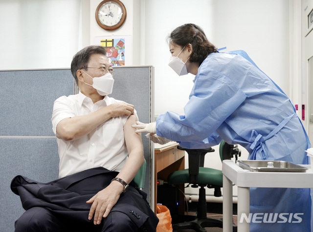 [서울=뉴시스]박영태 기자 = 문재인 대통령이 30일 오전 서울 종로구 종로보건소에서 코로나19 백신 2차 예방접종을 하고 있다. 2021.04.30. since1999@newsis.com