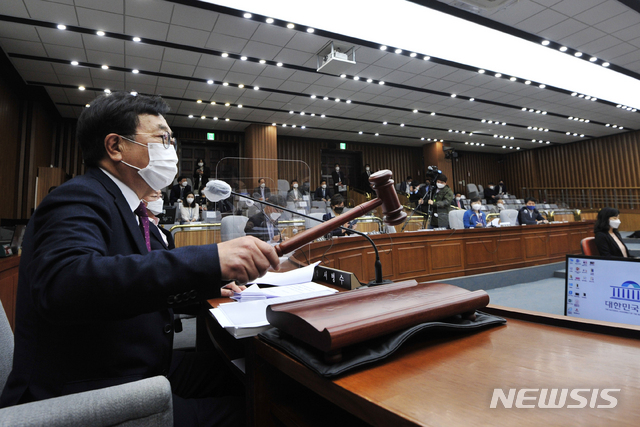 [서울=뉴시스]김진아 기자 = 서병수 위원장이 30일 오전 서울 여의도 국회에서 열린 인사청문특별위원회 전체회의에서 김부겸 국무총리 후보 인사청문회 실시계획서 채택의 건을 의결하고 있다. (공동취재사진) 2021.04.30. photo@newsis.com