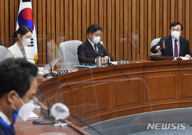 [서울=뉴시스]김진아 기자 = 서병수 위원장이 30일 오전 서울 여의도 국회에서 열린 인사청문특별위원회 전체회의에서 김부겸 국무총리 후보 인사청문회 실시계획서 채택의 건을 의결하고 있다. (공동취재사진) 2021.04.30. photo@newsis.com