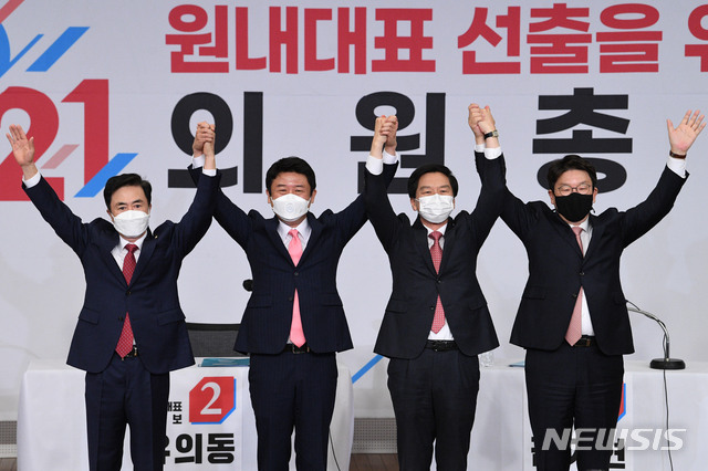 [서울=뉴시스]김진아 기자 = 국민의힘 원내대표 후보자인 김태흠, 유의동, 김기현, 권성동 의원이 30일 오전 서울 여의도 국회도서관 대강당에서 열린 국민의힘 원내대표 선출 의원총회에 참석해 합동토론을 앞두고 기념촬영을 하고 있다. (공동취재사진) 2021.04.30. photo@newsis.com