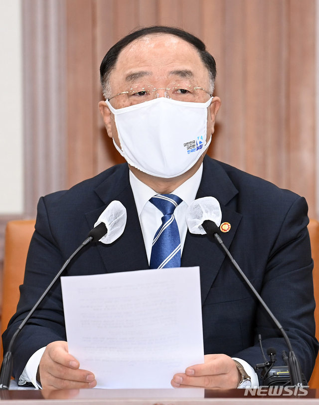 [서울=뉴시스]김명원 기자 = 홍남기 국무총리 직무대행이 30일 오전 서울 종로구 정부서울청사에서 코로나19 백신·치료제 상황점검회의에 참석해 발언하고 있다. (공동취재사진) 2021.04.30. photo@newsis.com