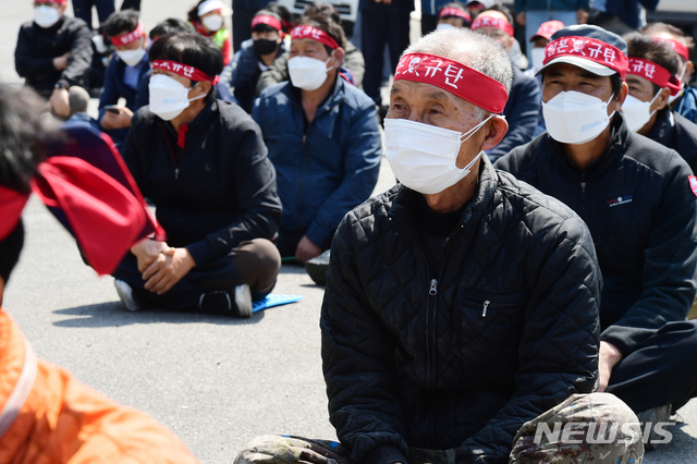 [남해=뉴시스]차용현 기자 = 30일 오전 경남 남해군 어민들이 미조면 미조항 인근 방파제에서 일본 후쿠시마 원전 오염수 해양 방류를 규탄하는 집회를 가지고 있다. 2021.04.30. con@newsis.com