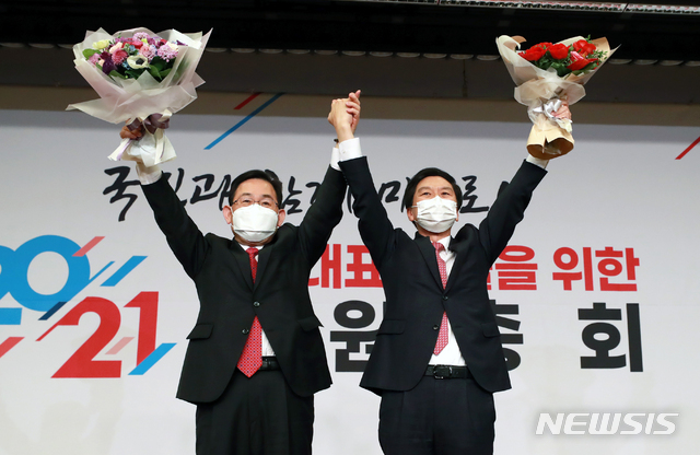[서울=뉴시스]김진아 기자 = 국민의힘 원내대표로 당선된 김기현(오른쪽) 의원과 주호영 전 원내대표가 30일 서울 여의도 국회도서관 대강당에서 열린 국민의힘 원내대표 선출을 위한 의원총회에서 기념촬영을 하고 있다. (공동취재사진) 2021.04.30. photo@newsis.com