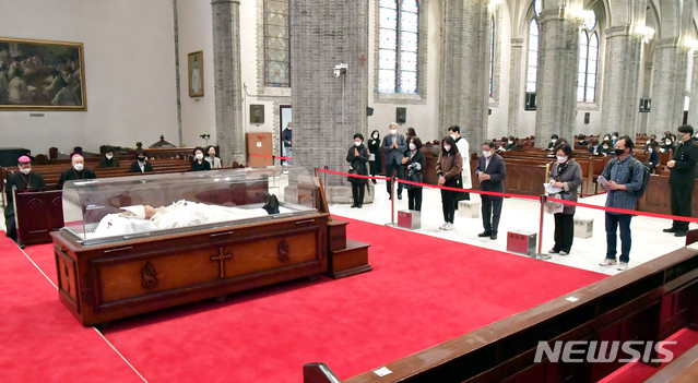 [서울=뉴시스]사진공동취재단 = 30일 서울 중구 명동성당에 마련된 고(故) 정진석 추기경의 빈소를 찾은 조문객들이 조문을 하고 있다. 2021.04.30. photo@newsis.com