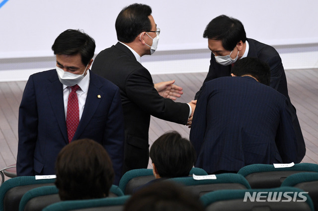 [서울=뉴시스]전진환 기자 = 국민의힘 원내대표로 선출된 김기현 의원이 30일 오전 서울 여의도 국회도서관 대강당에서 열린 국민의힘 원내대표 선출 의원총회에서 당선을 확정짓고 주호영 전 원내대표와 인사하고 있다. 왼쪽은 김기현 신임 원내대표와 결선 투표까지 경쟁을 펼쳤던 김태흠 후보. (공동취재사진) 2021.04.30. photo@newsis.com