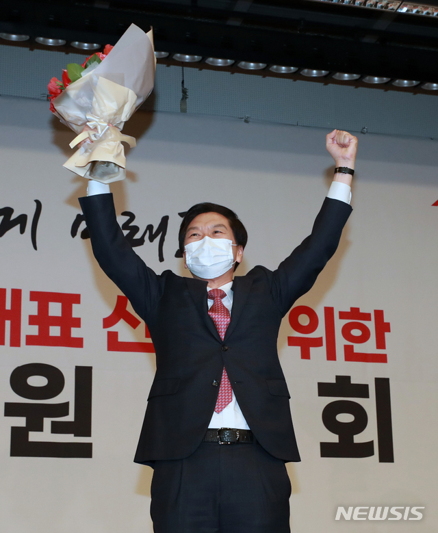 [서울=뉴시스]김진아 기자 = 김기현 국민의힘 신임 원내대표가 30일 서울 여의도 국회도서관 대강당에서 열린 국민의힘 원내대표 선출을 위한 의원총회에서 두 손을 번쩍 들어보이고 있다. (공동취재사진) 2021.04.30. photo@newsis.com