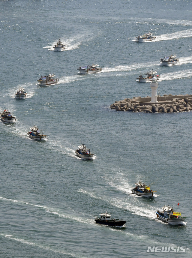 [부산=뉴시스]하경민 기자 = 부산지역 수산업계가 지난4월30일 오전 부산 사하구 부산시수협 다대공판장에서 일본 정부의 후쿠시마 방사능 오염수 방류결정에 대한 총궐기 규탄대회를 개최한 뒤 어선 등 선박 40여 척을 동원해 해상시위를 펼치고 있다. 2021.04.30. yulnetphoto@newsis.com