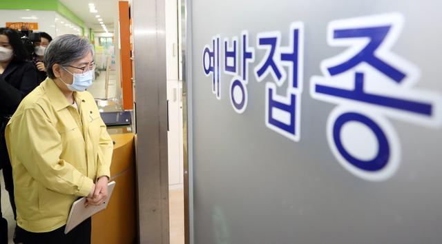 [청주=뉴시스]강종민 기자 = 정은경 질병관리청장이 30일 오후 충북 청주시 흥덕구 보건소 코로나19 예방접종실을 방문하고 있다. (공동취재사진) 2021.04.30.&nbsp;&nbsp;&nbsp; photo@newsis.com *재판매 및 DB 금지