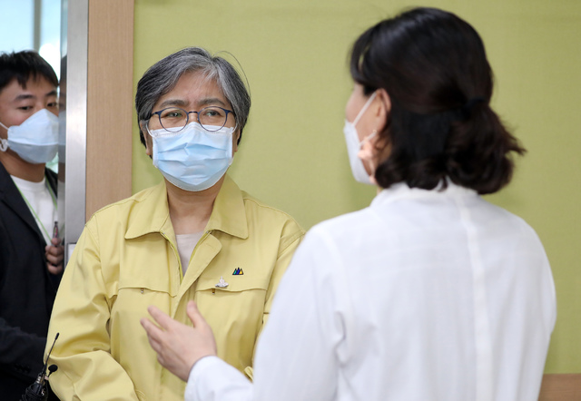 [청주=뉴시스]강종민 기자 = 정은경 질병관리청장이 30일 오후 충북 청주시 흥덕구 보건소 코로나19 예방접종실을 찾아 의료진을 격려 하고 있다. (공동취재사진) 2021.04.30.&nbsp; photo@newsis.com *재판매 및 DB 금지