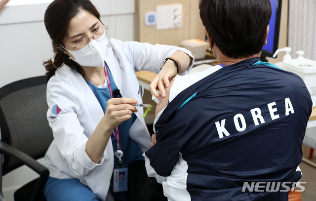 [서울=뉴시스]이영환 기자 = 30일 오후 서울 중구 국립중앙의료원 코로나19 백신 중앙접종센터에서 도쿄패럴림픽 국가대표 선수들이 백신 접종을 하고 있다. 2021.04.30. 20hwan@newsis.com