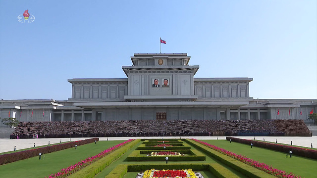 [서울=뉴시스]김정은 국무위원장이 29일 청년동맹 제10차 대회 참가자들을 만나 기념사진을 찍었다고 조선중앙TV가 30일 보도했다. (사진=조선중앙TV 캡쳐) 2021.04.30. photo@newsis.com *재판매 및 DB 금지