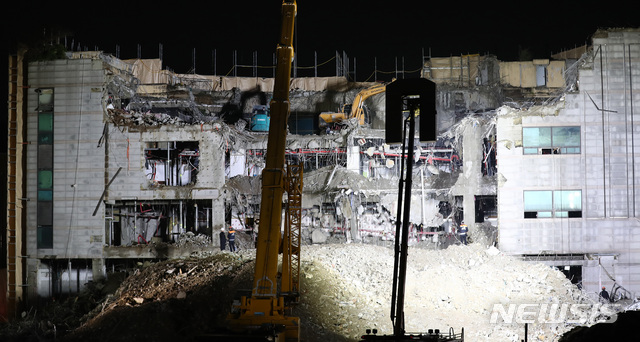 [서울=뉴시스]이영환 기자 = 지난달 30일 오후 서울 성북구 장위동 재개발지역의 한 9층짜리 건물 철거 현장에서 작업자 A씨가 추락해 구조대원들이 수색작업을 펼치고 있다. 철거중이던 해당 건물은 5층까지 남아있었으며 4층부터 지하3층까지 무너지면서 4층에서 작업하던 A씨가 매몰된 것으로 파악됐다. 2021.04.30. 20hwan@newsis.com