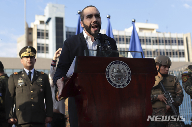 [AP/뉴시스] 나이브 부켈레 엘살바도르 대통령이 지난 해 무장군대로 국회를 포위했을 때의 모습.  