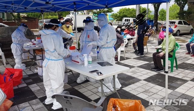 [경주=뉴시스] 이은희 기자= 경주시가 1일 건천읍의 한 마을 주민들을 대상으로 코로나19 검사를 진행하고 있다. 2021.5.1. leh@newsis.com