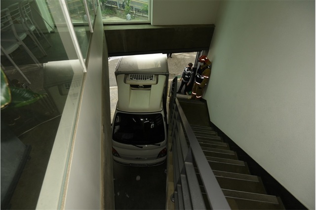 [서울=뉴시스] 정유선기자=서울 종로구 삼청동에서 물류작업 중이던 50대 납품업체 직원이 자신이 몰던 트럭에 끼여 사망하는 사고가 발생했다. 2021. 5. 1. (사진 = 종로소방서 제공) *재판매 및 DB 금지