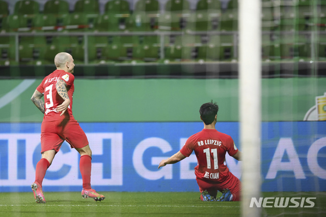 [브레멘=AP/뉴시스]황희찬(오른쪽)의 무릎 슬라이딩 세리머니. 2021.05.01