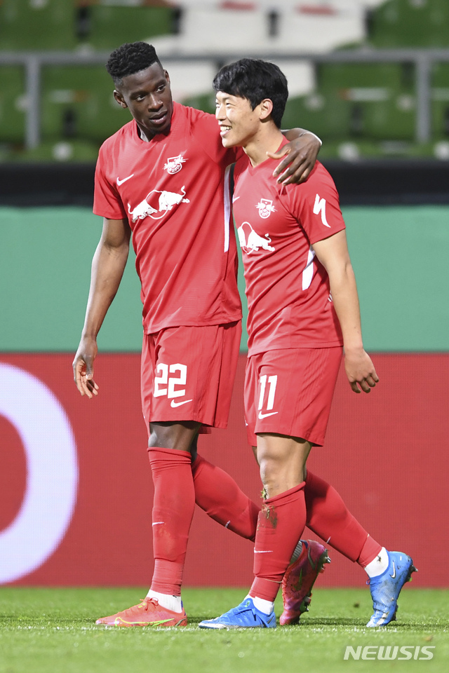 [브레멘=AP/뉴시스]라이프치히 이적 후 최고의 활약을 펼친 황희찬(오른쪽). 2021.05.01