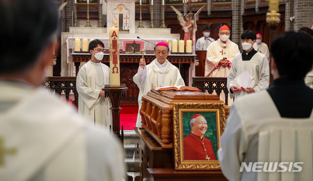 [서울=뉴시스]사진공동취재단 = 고(故) 정진석 추기경의 장례미사가 1일 서울 중구 명동성당 대성전에서 염수정 추기경 주례로 거행되고 있다. 2021.05.01. photo@newsis.com 