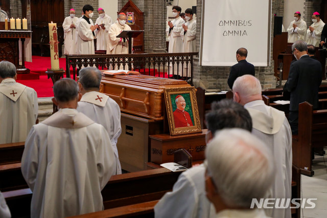 [서울=뉴시스]사진공동취재단 = 고(故) 정진석 추기경의 장례미사가 1일 서울 중구 명동성당 대성전에서 염수정 추기경 주례로 거행되고 있다.&nbsp; 2021.05.01. photo@newsis.com