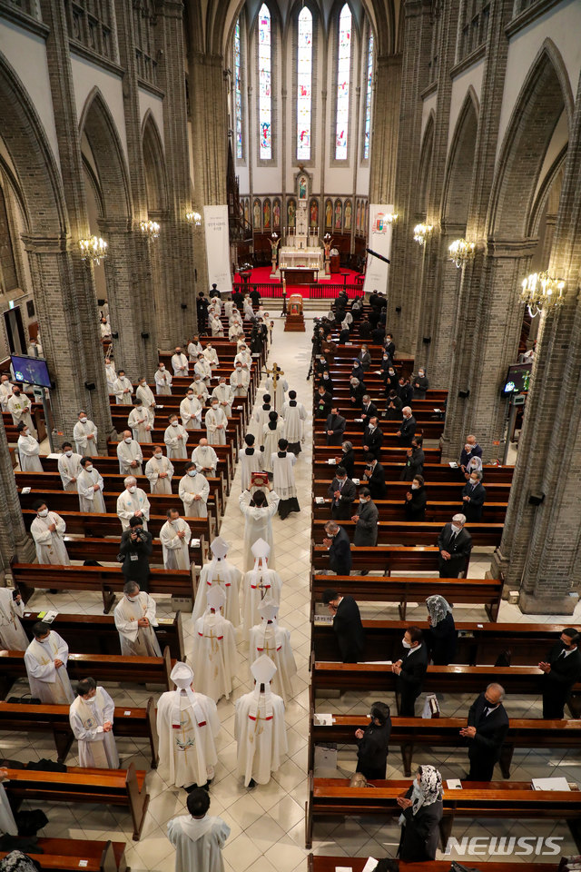 지난 27일 선종한 고 정진석 추기경의 장례미사가 1일 서울 중구 명동성당 대성전에서 염수정 추기경 주례로 거행되고 있다. 2021.05.01 / 사진공동취재단 경향신문 이석우 기자 