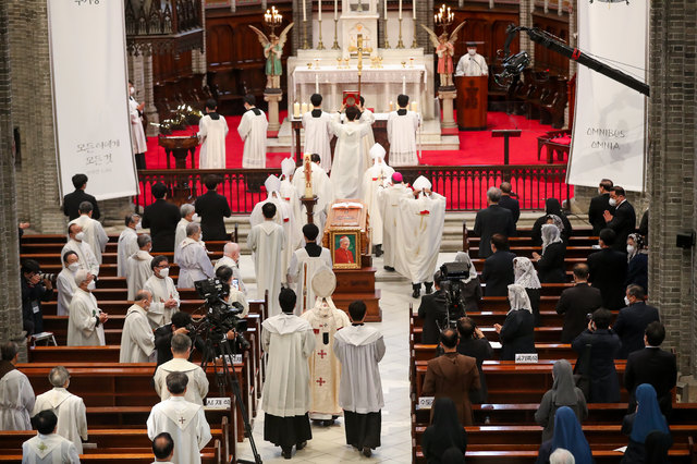 [서울=뉴시스]사진공동취재단 = 고(故) 정진석 추기경의 장례미사가 1일 서울 중구 명동성당 대성전에서 염수정 추기경 주례로 거행된 후 유가족과 사제들이 관을 운구하고 있다. 2021.04.30. photo@newsis.com