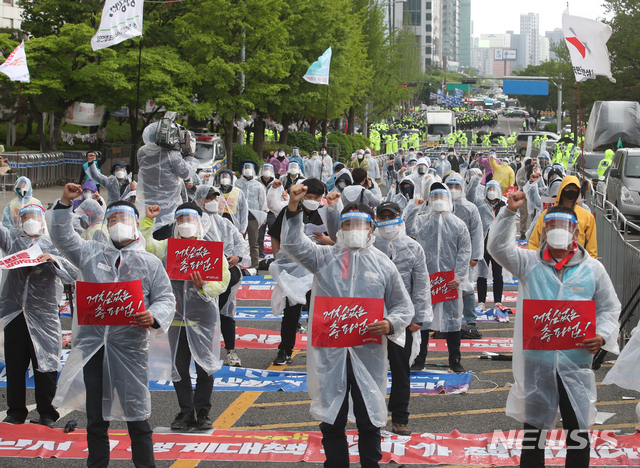 [서울=뉴시스]김명원 기자 = 제131주년 세계 노동절인 지난해 5월1일 서울 영등포구 여의도 LG트윈타워 앞에서 민주노총 등 노동절 집회 참가자들이 구호를 외치고 있다.  2021.05.01. kmx1105@newsis.com