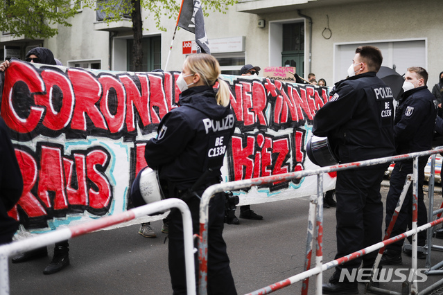 [베를린=AP/뉴시스] 1일 독일 수도에서 경찰들이 코로나19 방역 조치에 항의하는 시위대 앞을 막고 있다 