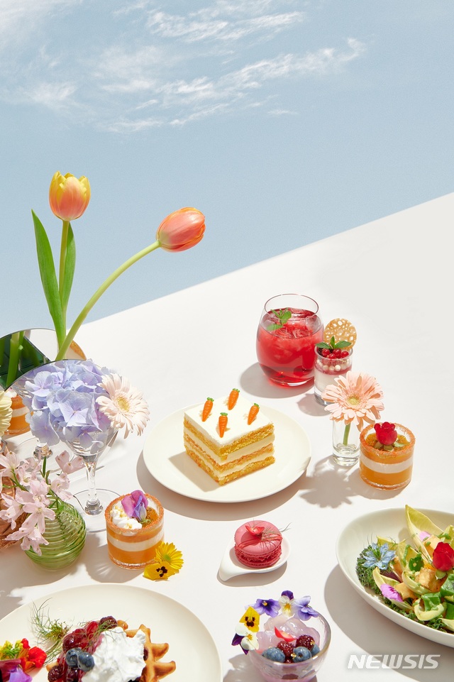 [서울=뉴시스]롯데호텔 월드 '라운지 앤 브라세리'의 ‘인 어 뷰티 월드'