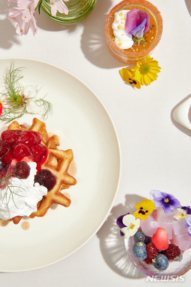 [서울=뉴시스]롯데호텔 월드 '라운지 앤 브라세리'의 ‘인 어 뷰티 월드'