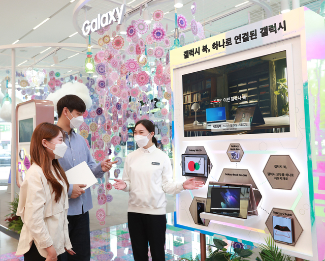 [서울=뉴시스] 삼성 디지털프라자 삼성대치본점 '갤럭시 스튜디오'에서 소비자들이 스마트폰·태블릿·웨어러블 기기 등 다양한 갤럭시 기기와 쉽고 편리하게 연동되는 '갤럭시 북 프로' 시리즈의 혁신적인 연결성을 체험하고 있다. (사진=삼성전자 제공) *재판매 및 DB 금지