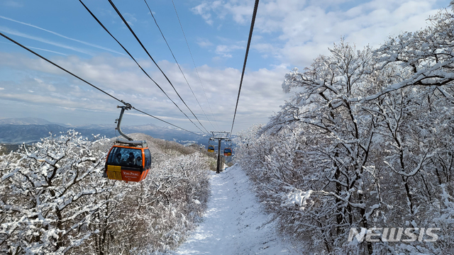 [평창=뉴시스] 김경목 기자 = 2일 오전 강원도 평창군 대관령면 발왕산(해발 1458ｍ)의 5월의 설경이 눈부시게 아름답고 경이롭다. (사진=㈜HJ 매그놀리아 용평호텔앤리조트(용평리조트) 제공) 2021.05.02. photo@newsis.com *재판매 및 DB 금지