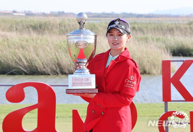 [서울=뉴시스]박현경, 메이저 KLPGA 챔피언십 2년 연속 우승…통산 3승 (사진 = KLPGA 제공)