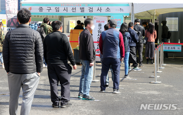 [서울=뉴시스]배훈식 기자 = 0시 기준 코로나19 신규 확진자 수가 606명을 기록한 2일 오전 서울 중구 서울역광장에 마련된 코로나19 중구 임시선별검사소에서 검사를 받으려는 시민들이 길게 줄을 서고 있다. 2021.05.02. dahora83@newsis.com