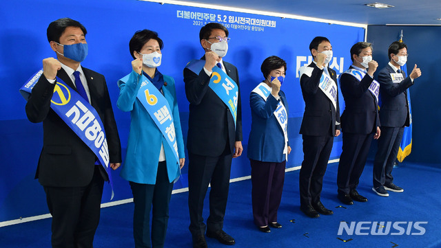 [서울=뉴시스]국회사진기자단 = 더불어민주당의 새 지도부를 선출하는 전당대회가 2일 서울 여의도 중앙당사에서 열린 가운데 최고위원 후보들이 정견발표에 앞서 기념촬영을 하고 있다. 왼쪽부터 김영배, 백혜련, 서삼석, 전혜숙, 김용민, 황명선, 강병원 후보. 2021.05.02. photo@newsis.com