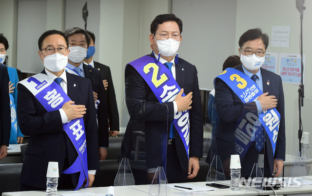 [서울=뉴시스]국회사진기자단 = 더불어민주당의 새 지도부를 선출하는 전당대회가 2일 서울 여의도 중앙당사에서 열린 가운데 당대표 후보들이 국기에 대한 경례를 하고 있다. 왼쪽부터 홍영표, 송영길, 우원식 후보. 2021.05.02. photo@newsis.com