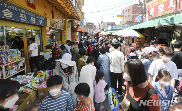 [서울=뉴시스]최진석 기자 = 2일 오후 서울 종로구 창신구 문구·완구거리를 찾은 어린이들이 부모님과 함께 선물을 고르고 있다. 2021.05.02. myjs@newsis.com <사진은 기사와 직접적 연관 없음.>