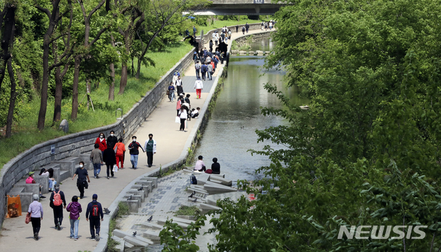 [서울=뉴시스]최진석 기자 = 화창한 하늘이 펼쳐지고 있는 지난 2일 오후 서울 청계천에서 사람들이 산책을 하고 있다. 2021.05.02. myjs@newsis.com