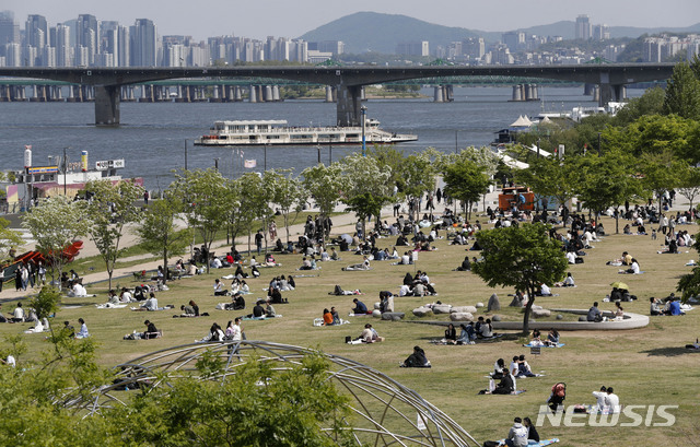 [서울=뉴시스]홍효식 기자 = 휴일인 2일 오후 서울 여의도 한강공원에서 시민들이 피크닉을 즐기고 있다. 정부는 3일부터 현행 '사회적 거리두기'(수도권 2단계, 비수도권 1.5단계)와 직계가족 외 5인이상 사적모임 금지 조치를 3주간 연장한다고 밝혔다. 2021.05.02. yesphoto@newsis.com