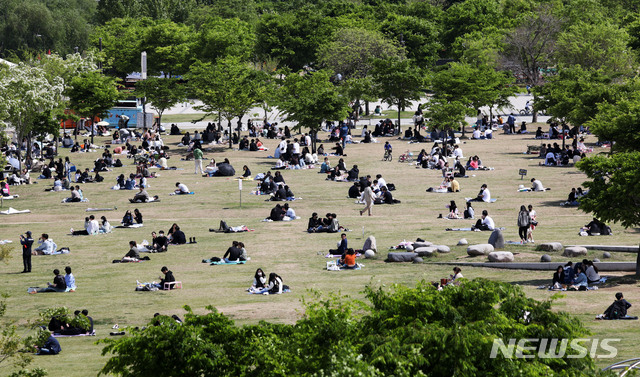 [서울=뉴시스]홍효식 기자 = 휴일인 지난 2일 오후 서울 여의도 한강공원에서 시민들이 피크닉을 즐기고 있다.  2021.05.02. yesphoto@newsis.com