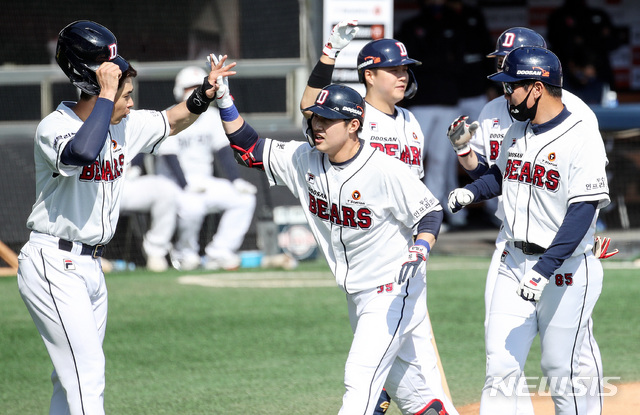 [서울=뉴시스]김병문 기자 = 2일 오후 서울 송파구 잠실야구장에서 열린 2021 신한은행 SOL KBO리그 SSG 랜더스와 두산 베어스의 경기, 4회말 1사 주자 1,2루 상황 두산 김인태가 좌월 역전 3점 홈런을 날린 후 홈을 밟으며 기뻐하고 있다. 2021.05.02. dadazon@newsis.com