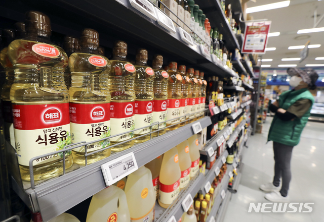 [서울=뉴시스]최진석 기자 = 한국소비자단체협의회 물가감시센터에 따르면 올해 1분기(1~3월) 생활필수품 가격이 전년 동기 대비 평균 2% 이상 올랐으며, 특히 달걀은 50% 넘게 급등한것으로 나타났다. 가격 상승률이 제일 높은 품목은 달걀이었고 그 뒤로는 두부, 식용유 등이 있었으며, 반면 가격이 가장 많이 내려간 품목은 아이스크림, 쌈장, 고추장 등으로 나타났다. 사진은 2일 오후 서울 한 대형마트 식용유 코너의 모습. 2021.05.02. myjs@newsis.com