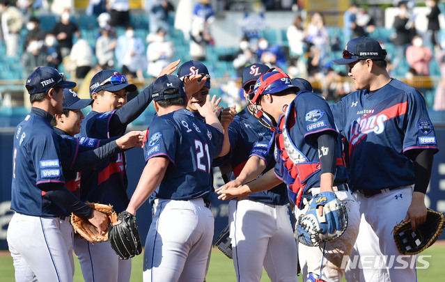 [대구=뉴시스]이무열 기자 = 2일 오후 대구 수성구 삼성라이온즈파크에서 열린 ‘2021 신한은행 SOL KBO리그’ 삼성 라이온즈와 LG 트윈스의 경기, 삼성 선수들이 6대 4로 승리한 뒤 기뻐하고 있다. 2021.05.02. lmy@newsis.com
