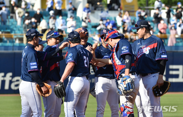 [대구=뉴시스]이무열 기자 = 2일 오후 대구 수성구 삼성라이온즈파크에서 열린 ‘2021 신한은행 SOL KBO리그’ 삼성 라이온즈와 LG 트윈스의 경기, 삼성 선수들이 6대 4로 승리한 뒤 기뻐하고 있다. 2021.05.02. lmy@newsis.com