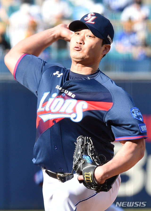 [대구=뉴시스]이무열 기자 = 2일 오후 대구 수성구 삼성라이온즈파크에서 열린 ‘2021 신한은행 SOL KBO리그’ 삼성 라이온즈와 LG 트윈스의 경기, 9회초 삼성 마무리 투수 오승환이 역투하고 있다. 2021.05.02. lmy@newsis.com