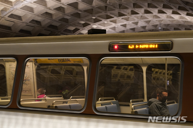 [워싱턴= AP/뉴시스] 워싱턴 시내 메트로센터 역에 서 있는 지하철 차량.&nbsp; 